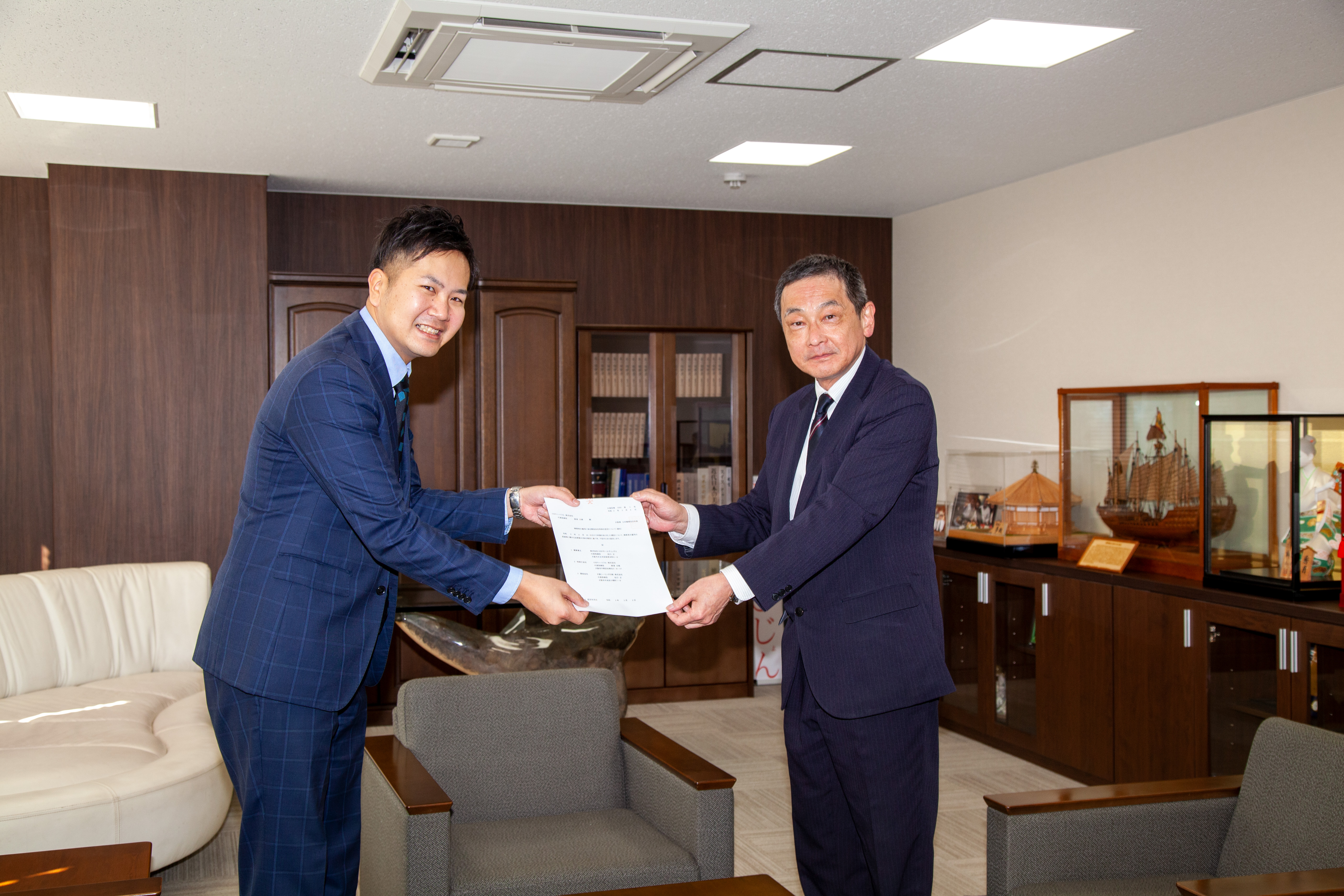 President Nasu receiving the certificate